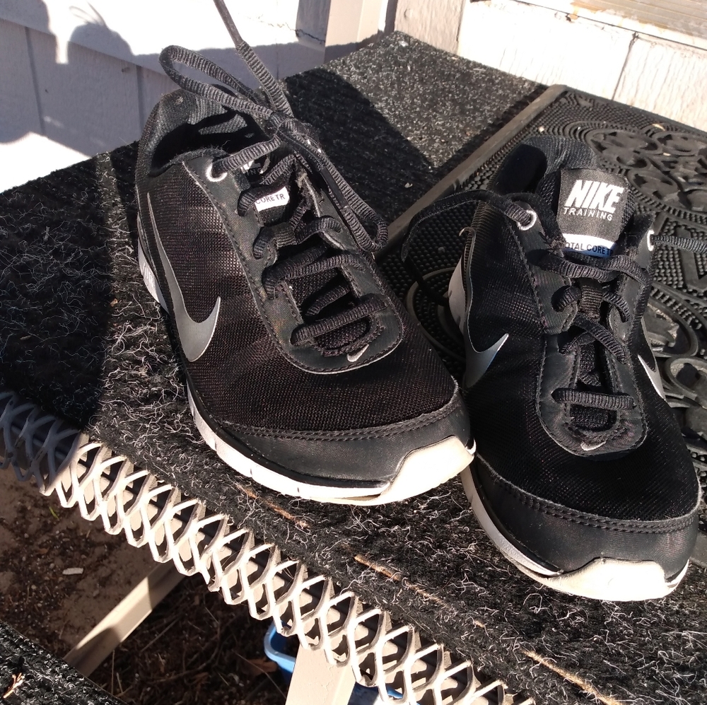Women's Nike Core Trainer Sz 6 Running Shoes black and white